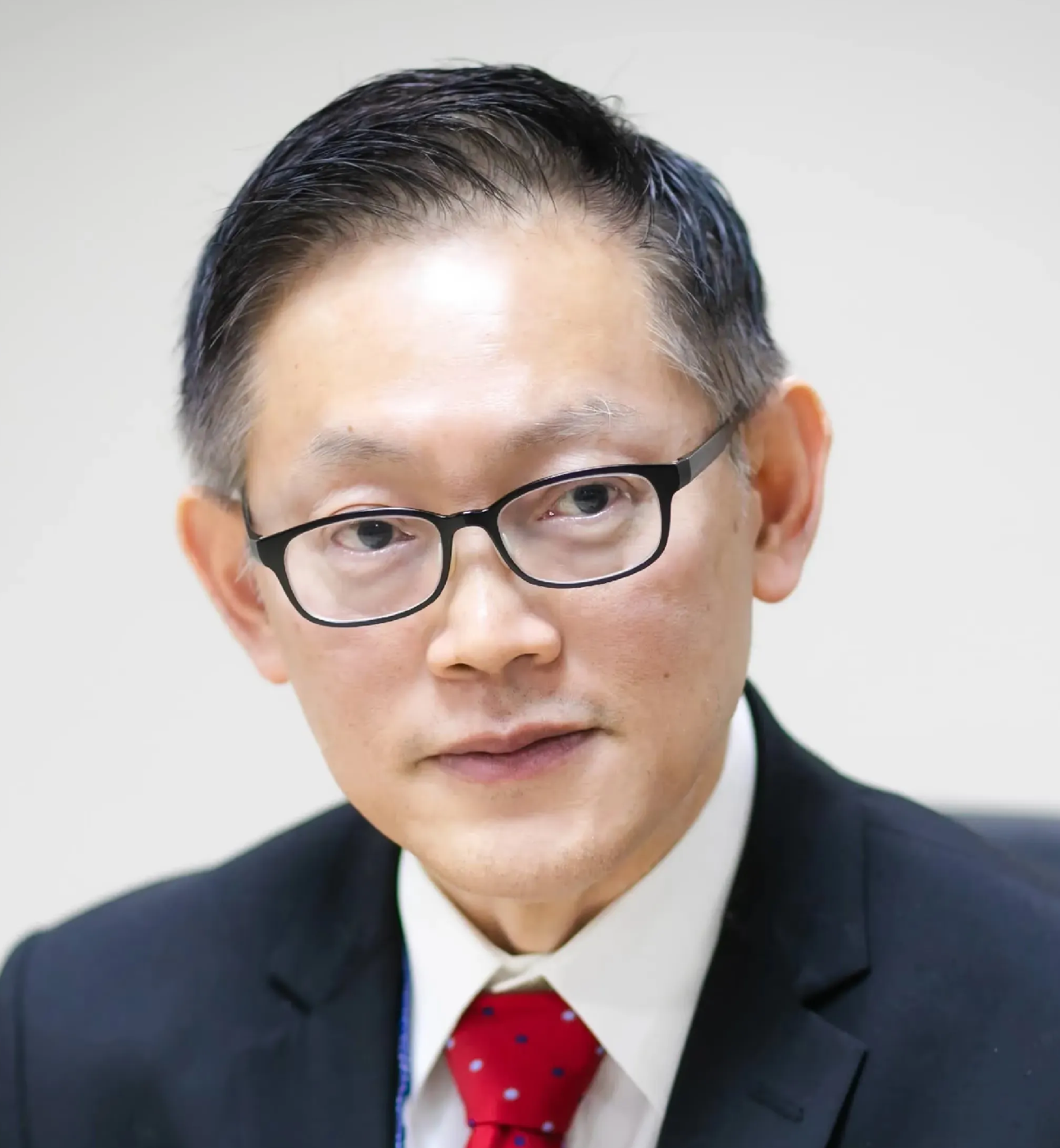 Dr Jadej Thammatacharee headshot picture